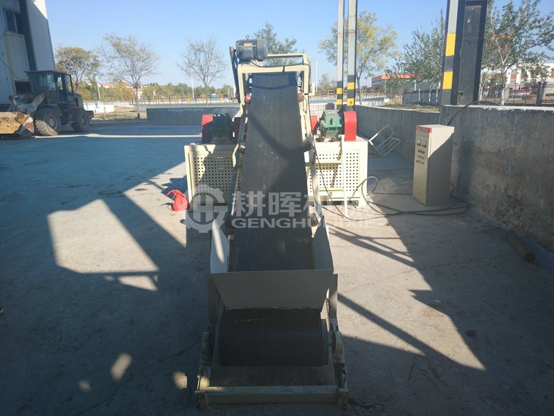 小型撕碎機(jī)現(xiàn)場(chǎng)