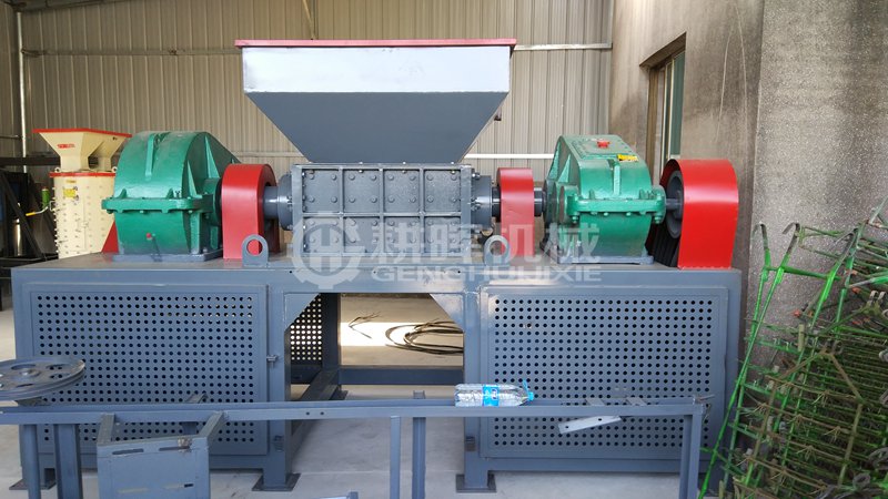 1000型撕碎機(jī)現(xiàn)場(chǎng)1米剪切式粉碎機(jī)