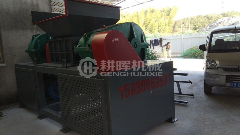 1000型撕碎機(jī)現(xiàn)場(chǎng)1米剪切式粉碎機(jī)