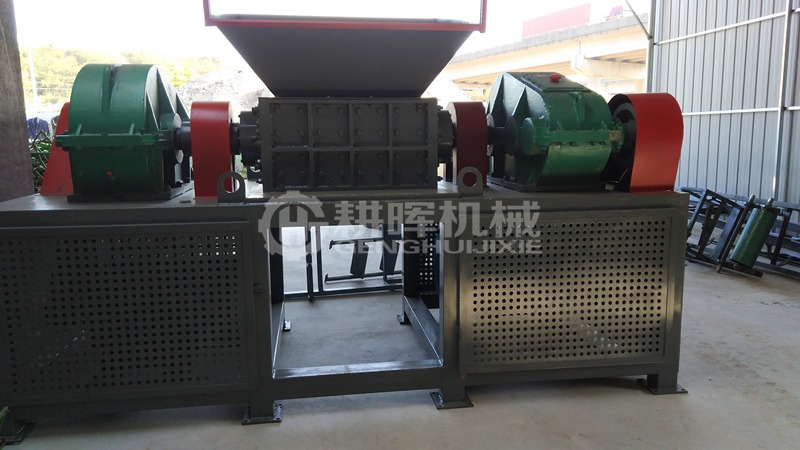 1000型撕碎機(jī)現(xiàn)場(chǎng)1米剪切式粉碎機(jī)